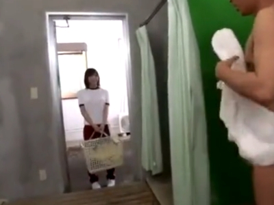 「部長！もうだめですっ！」体操着姿の女子マネとシャワー室で秘密のハメ