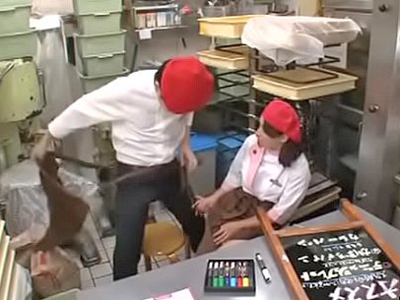 パン屋の工房で店長とパコてたカワイイ店員さんの盗撮映像