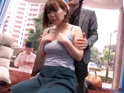 MM号の外で待つ夫への不満を痙攣仰け反りＳＥＸで発散する淫乱妻ｗ