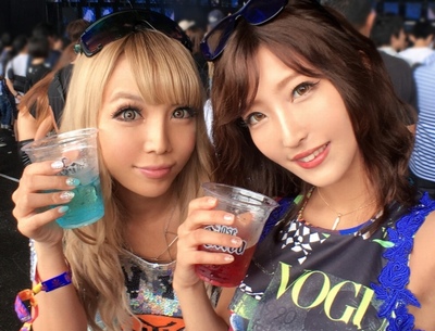 真夏の野外フェスで捕まえたノリノリギャル2人とロデオ大乱交♡