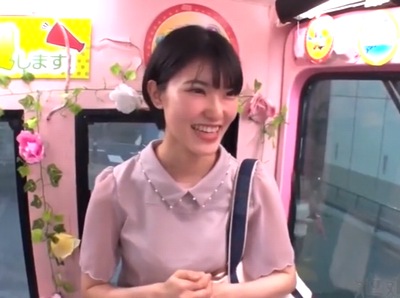 「出ちゃう…オシッコぉ♡」耐えられなくなったアイドル顔JDが赤面→大量中出しに唖然ｗ