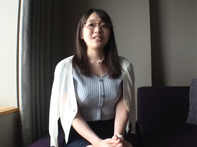 真面目そうな京都の色白爆乳メガネ素人が天然爆乳を揺らしながら悶える