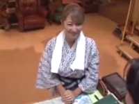 旅館の備品を壊しちゃった母娘にSEX強要→親子丼中出し♡