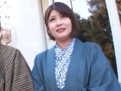 旅館でナンパした素人妻におっぱいマッサ敢行→抵抗するも押さえつけ強制中出し♡