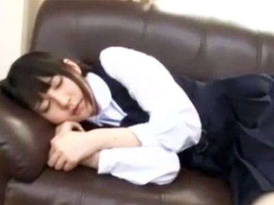 リビングで寝てたらお兄ちゃんにイタズラされたJK妹が自ら挿入を誘発し中出し近親ハメｗ