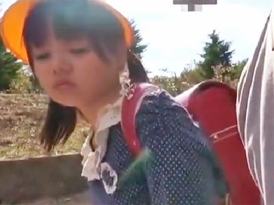 アウロリ娘が変態ロリコン男に強引にパコられ強制中出しで初アクメ