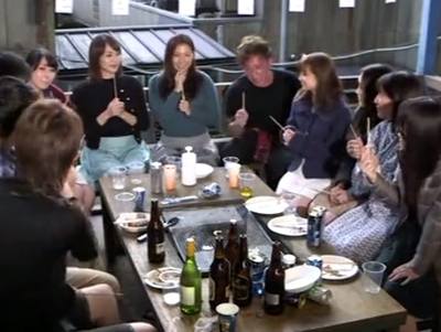 エロメンたちと素人妻が不倫旅行！大人の王様ゲームで昼間っからNTRハメ開始！