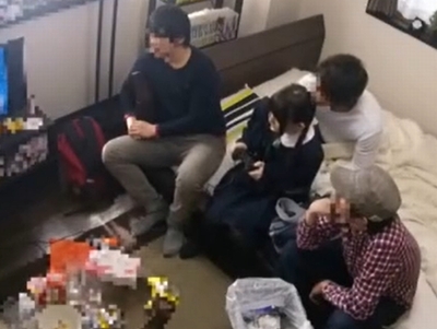 ゲーム好きのJ○を自宅へ連れ込んで悪い大人たちが集団輪姦