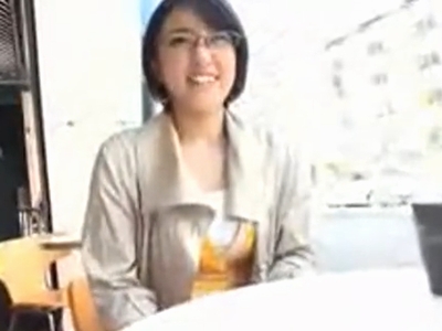 ちょい地味めがねの素人妻をナンパ→脱いだらたまらないエロ妻に種付け中出し
