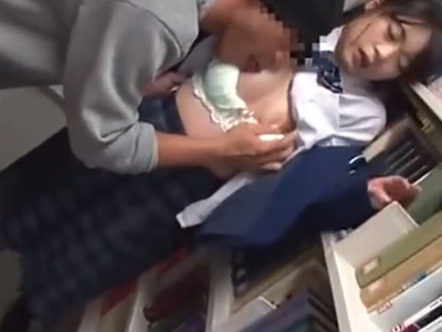 「んっ…嫌ッ…！」図書館の本棚の陰で中出しレ●プされちゃう真面目JK