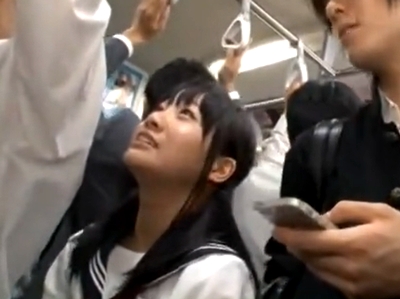 黒髪ロリJKが電車内痴漢にあって…抵抗もできないまま声殺しレ●プ